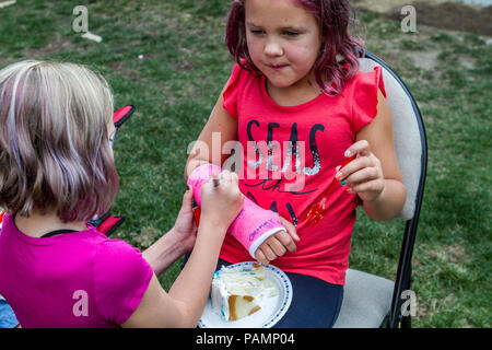 Carino biondo firma sorelle cast, a backyard birhtday partito. Modello di Rilascio L è #114 e a destra è #114 Foto Stock