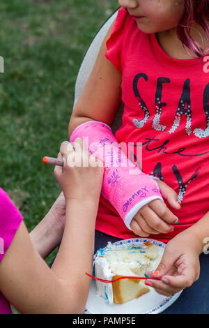 Foto della ragazza e il braccio destro è in rosa cast., avente amico firmarlo. Modello di Rilascio #114 Foto Stock