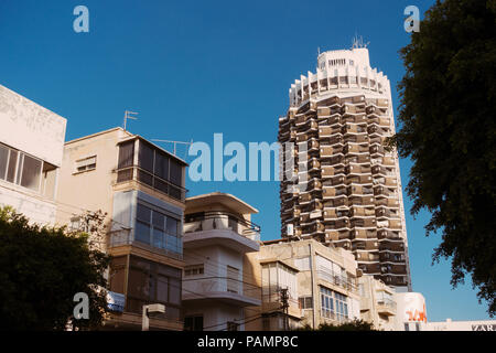 La distinta bianco e marrone di torre cilindrica di Dizengoff Center Foto Stock