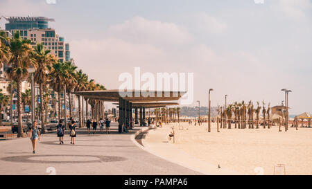 Un estremamente caldo giorno d'estate sulla spiaggia Frishman, Tel Aviv Foto Stock