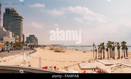 Un estremamente caldo giorno d'estate sulla spiaggia Frishman, Tel Aviv Foto Stock