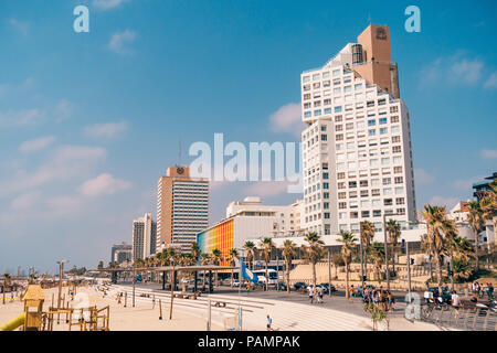 L'hotel sul fronte spiaggia in striscia di Tel Aviv, Israele Foto Stock