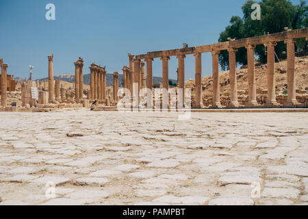 La rovina di pietre, le lastre di cemento e pilastri in Mediterraneo antico città di Jerash, Giordania Foto Stock