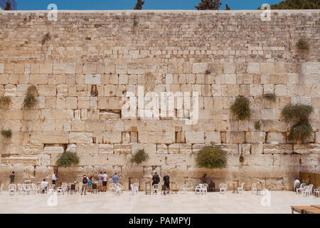 Un quadrato in vista della sezione maschio del Muro del Pianto, Gerusalemme, Tel Aviv Foto Stock