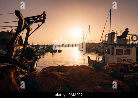 La pesca barche ormeggiate al Marina durante una serata estati nella porta di Jaffa, Tel Aviv, Israele Foto Stock