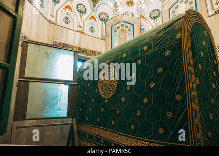 Un pannello di vetro antiproiettile oscura la linea diretta di vista tra musulmani ed ebrei i lati della tomba di Grotta dei patriarchi / moschea Ibrahimi Foto Stock