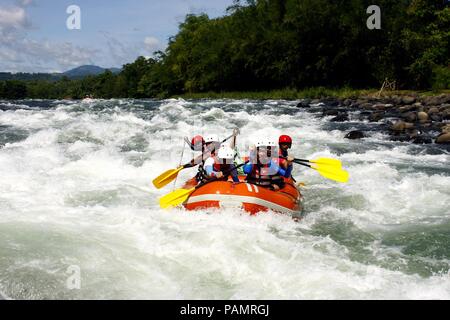 Di Cagayan de Oro, sull isola di Mindanao, Filippine - Giugno 5, 2009: turisti giro su una barca di gomma o zattera e andare rafting sul fiume. Foto Stock