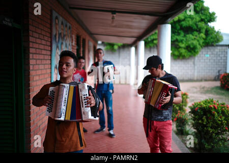 Andres "Turco" Gil fisarmonica Accademia prepara i bambini nella musica di vallenato, molti di loro sono rifugiati dalla violenza o che vivono in condizioni di povertà Foto Stock