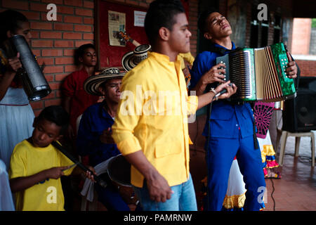 Andres "Turco" Gil fisarmonica Accademia prepara i bambini nella musica di vallenato, molti di loro sono rifugiati dalla violenza o che vivono in condizioni di povertà Foto Stock