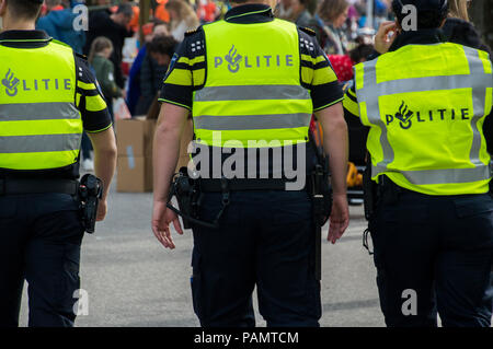Poliziotti a Vondelpark su Kingsday Amsterdam Paesi Bassi 2018 Foto Stock
