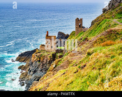 Le corone motore Case, parte della miniera Botallack in Cornovaglia, Inghilterra, Regno Unito. Foto Stock