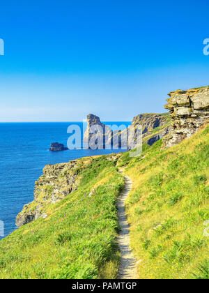 Lungo la costa sud occidentale percorso in un bellissimo tratto di Cornish Coast, tra Tintagel e Bossiney, con scogliere e rocce offshore, su una bella s Foto Stock