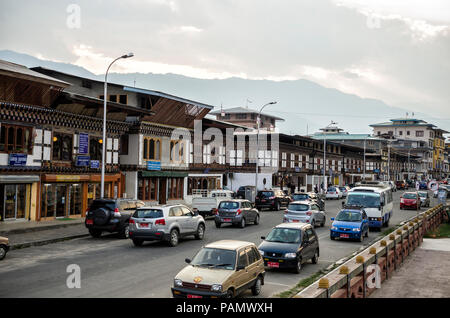 Paro, Bhutan - 11 Aprile 2016: La città di Paro in Bhutan è un complesso di archictecture tradizionali riccamente decorate degli edifici che ospitano i piccolo negozio Foto Stock