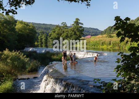 BATH, Regno Unito - 15 luglio 2018 : un gruppo di uomini e ragazzi di un tuffo nelle fresche acque all Warleigh Weir, un popolare nuotare lungo il fiume posto vicino Claverton in S Foto Stock