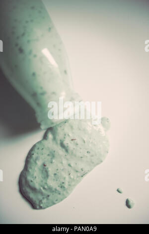 Versato frullato verde Foto Stock