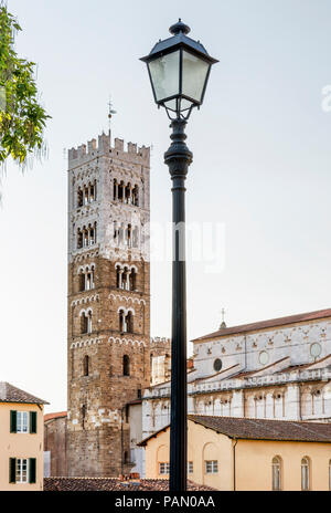 Il campanile della cattedrale di San Martino a Lucca visto dalle antiche mura, Toscana, Italia Foto Stock