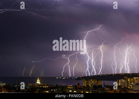 Tempesta su Varna, Bulgaria, con folgori e lampeggia Foto Stock