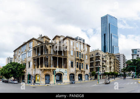 Il vecchio e storico danneggiate dalla guerra Beit Beirut Barakat o edificio e Sama Beirut, il più alto grattacielo moderno in Libano, Sodeco Achrafieh, Libano Foto Stock