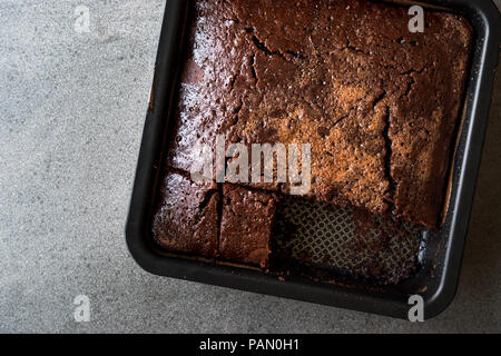 Square succosa spugna di cioccolato torta umida con la salsa in stampo. Concetto di dessert. Foto Stock