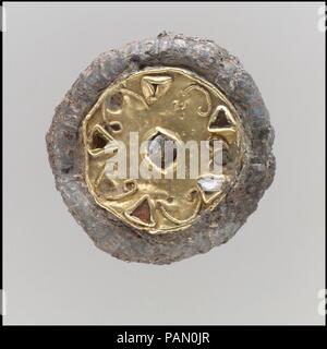 Spilla su disco. Cultura: francone. Dimensioni: complessivo: 1 1/8 x 3/8 in. (2,9 x 1 cm). Data: ca. 550-650. Museo: Metropolitan Museum of Art di New York, Stati Uniti d'America. Foto Stock