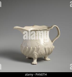 Caraffa. Cultura: British, Staffordshire. Dimensioni: 5 1/2 x 7 7/8 in. (14 × 20 cm). Data: ca. 1750. Museo: Metropolitan Museum of Art di New York, Stati Uniti d'America. Foto Stock