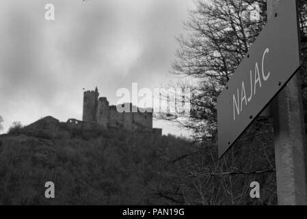 Il castello di Najac, Aveyron, Occitanie, Francia prese dalla stazione ferroviaria piattaforma in fondo alla collina. Foto Stock