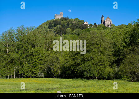 Full Moon Rising tra il castello e Abbazia di Najac, Aveyron, Occitanie, Francia visto dal fiume Foto Stock