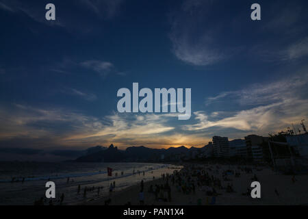 Arpoador e Ipanema Carioca spiagge durante il tramonto. Una delle principali attrazioni turistiche di Rio de Janeiro in Brasile. Foto Stock