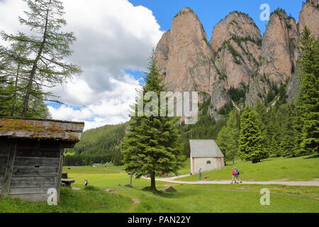 La Val Gardena, Italia - 25 giugno 2018: S. Silvestro cappella lungo la Vallunga valle al di sopra Selva con il Monte Stevia in background Foto Stock