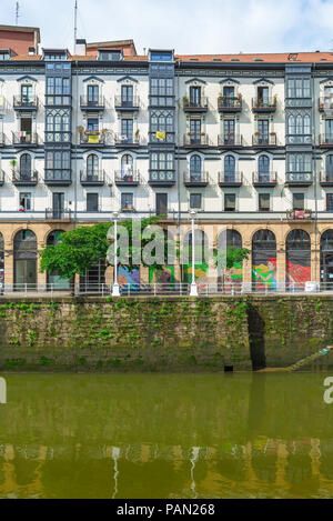 Bilbao Spagna Waterfront, vista di appartamenti lungo la riva sud del Rio Nervion (Ria de Bilbao), nel centro di Bilbao, Spagna. Foto Stock