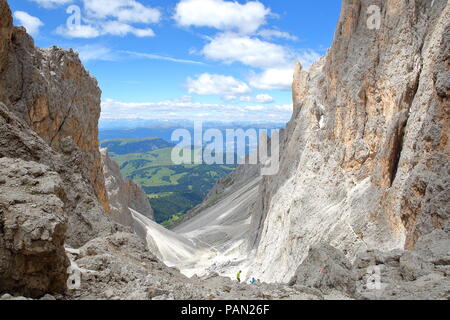La spettacolare Forcella del Sassolungo passano in corrispondenza della parte superiore della Forcella del Sassolungo funivia Foto Stock