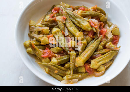 Cibo turco Okra piatto con pomodori e fette di cipolla / Bamya. Tradizionale cibo organico. Foto Stock