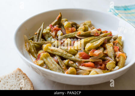 Cibo turco Okra piatto con pomodori e fette di cipolla / Bamya. Tradizionale cibo organico. Foto Stock