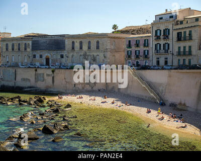 Lido Maniace, una spiaggia a Ortigia, una piccola isola nella città di Siracusa, fondata da coloni corinzi in 734 BC, Sicilia, Italia. Foto Stock