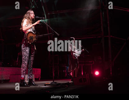 Johanna Soderberg del Kit di primo soccorso effettuando al Larmer Tree Festival, Tollard Royal, Wiltshire, Regno Unito. Luglio 21, 2018 Foto Stock