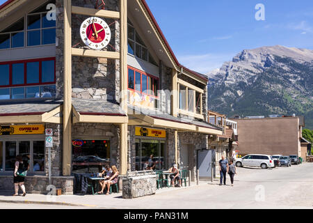 Proiettori Coffee Bar nella città di Canmore sul bordo occidentale delle montagne rocciose, Alberta, Canada Foto Stock
