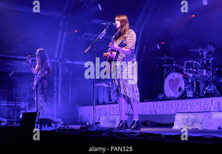 Klara Soderberg del Kit di primo soccorso effettuando al Larmer Tree Festival, Tollard Royal, Wiltshire, Regno Unito. Luglio 21, 2018 Foto Stock