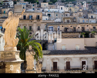 Una statua al di fuori della chiesa di San Pietro o San Pietro in Modica, una cittadina barocca con status di Patrimonio Mondiale in Sicilia. Foto Stock