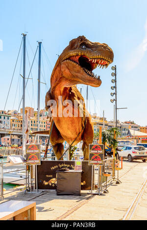 GENOVA, Italia - 4 Maggio 2016: T-Rex dal Jurassic Park film, International museo del cinema di Genova, Italia. Museo con collezioni di circa il laborato Foto Stock