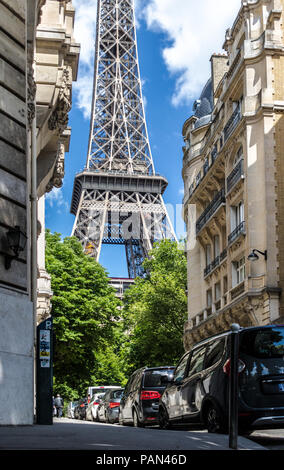 La torre eifel dalle strade di Parigi in una giornata di sole Foto Stock