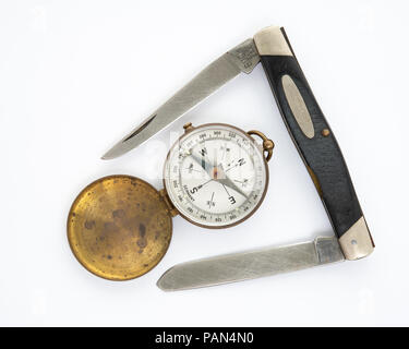 Un vecchio ben indossati Buck 313 Muskrat coltello tascabile pieghevole realizzato negli USA con un vintage bussola di ottone realizzata in Germania. Foto Stock