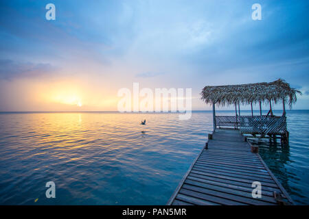 Dock tramonto nell isola tropicale Belize Foto Stock