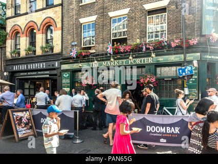 Clienti nelle aree all'aperto della casa pubblica Market Porter e del Bar/Ristorante Arthur Hooper's Wine, Borough Market, Southwark, Inghilterra. Foto Stock