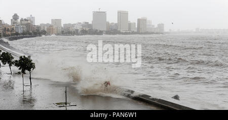 Alte onde di marea di spruzzi di acqua di mare a Marina Drive Promenade di Mumbai, Maharashtra, India. Foto Stock