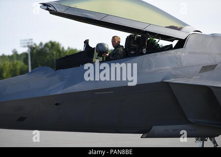 Stati Uniti Air Force Col. Christopher J. Niemi, 3° Wing Commander, prepara per i suoi "fini" di volo in un F-22 Raptor, luglio 19, 2018 a base comune Elmendorf-Richardson, Alaska. Air Force Lt. Gen. Kenneth S. Wilsbach, comandante di Alaskan North American Aerospace Defense Command Regione, Alaskan comando, U.S. Comando Nord, e undicesimo Air Force, ha volato come Niemi's wingman. (U.S. Air Force foto da Jamal Wilson) Foto Stock