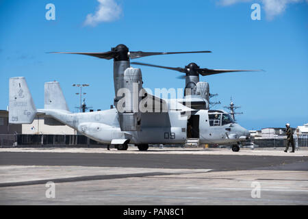 180720-N-ND356-0112 PEARL HARBOR (20 luglio 2018) una MV-22 Osprey con mezzo marino Tilt-squadrone del rotore 265 (VMM-265) conduce una pre-lancio sequenza prima di decollare. VMM-265 sta assistendo con il velivolo di transizione da Okinawa, in Giappone al Marine Corps base Hawaii. (U.S. Foto di Marina di Massa lo specialista di comunicazione 2a classe Jessica O. Blackwell) Foto Stock