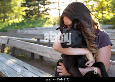 Il nero di razza cane cerca di scappare da donna Foto Stock