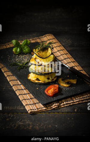 Vegano torre stratificato, purè di patate e melanzane, zucchine e champignon Foto Stock