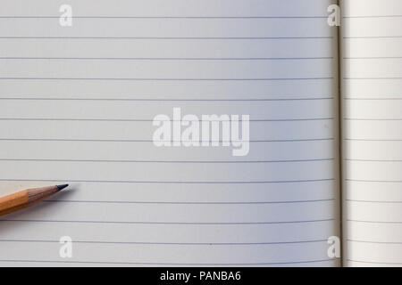 Close-up matita e prenota con vuoto o pagine rigate per scrivere le note in. Foto Stock