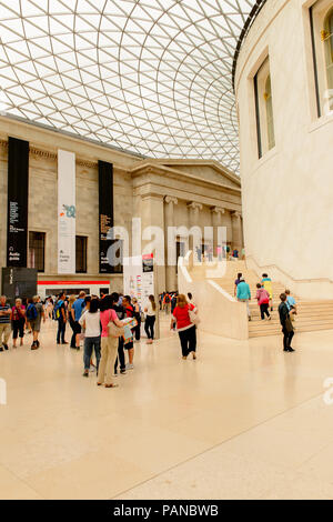 Londra, Inghilterra - il Lug 24, 2016: grande atrio del British Museum, area di Bloomsbury, Londra. Essa è stata fondata nel 1753 Foto Stock